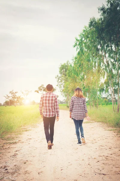 Genç hippi çift doğa ile kırsal yol zevk yürüyüş,