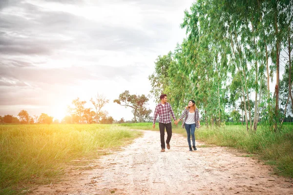 Fiatal csípő pár vidéki úton élvezi a természet járás, — Stock Fotó