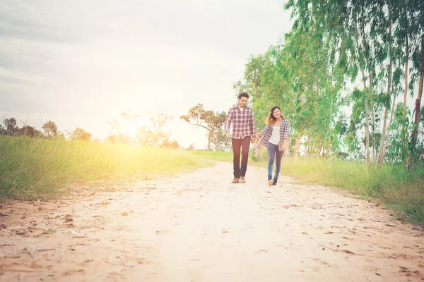 Young hipster couple walking on rural road enjoying with nature, — Stock Photo, Image