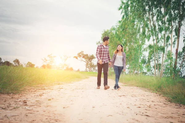 Junges Hipster-Paar spaziert auf Landstraße und genießt die Natur, — Stockfoto