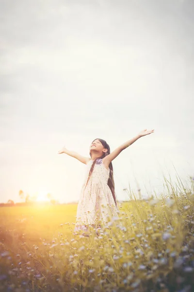 Piccolo carino asiatico ragazza standing tra il viola fiore campo su — Foto Stock