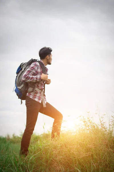 Joven hipster hombre al aire libre con mochila en el hombro, Tiempo para — Foto de Stock