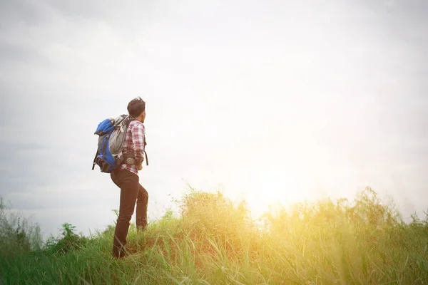 Joven hipster hombre al aire libre con mochila en el hombro, Tiempo para — Foto de Stock