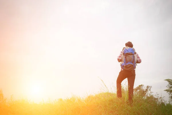 Joven hipster hombre al aire libre con mochila en el hombro, Tiempo para — Foto de Stock