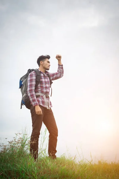Portrait de jeune hipster homme de plein air levant les mains avec backpac — Photo