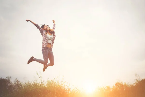 Hermosa mujer hipster saltar alto, Libertad disfrutando con el —  Fotos de Stock