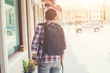 Arka sırt çantası, tatil seyahat macera ile genç Gezgin