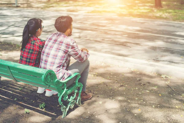 Giovani adolescenti coppia innamorata seduti insieme sulla panchina in — Foto Stock