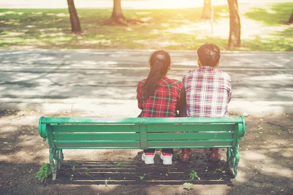 Jonge tieners paar in liefde samen zitten op de Bank in — Stockfoto