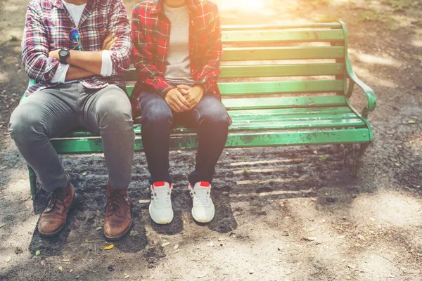 Jóvenes adolescentes pareja en amor sentado juntos en el banco en —  Fotos de Stock