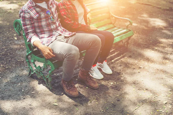 Jonge tieners paar in liefde samen zitten op de Bank in — Stockfoto