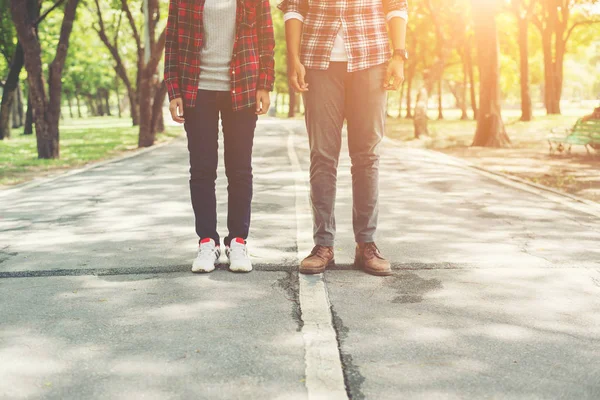 Fiatal tizenévesek pár együtt séta a parkban, nyugtató ünne — Stock Fotó