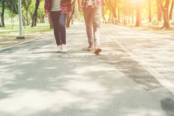 Gençler çift birlikte parkta dinlenirken holida yürüyüş — Stok fotoğraf