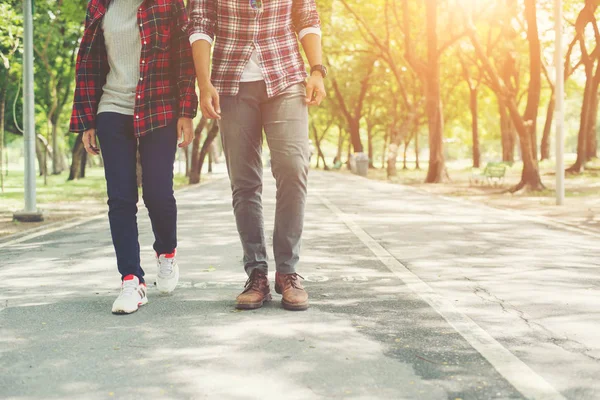 Молодые подростки пара, гуляющие вместе в парке, расслабляющий Холида — стоковое фото