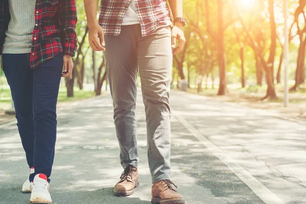 Jonge tieners paar samen wandelen in het park, ontspannend e — Stockfoto