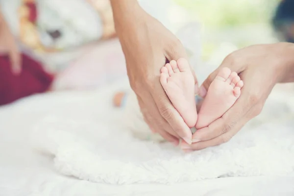 Newbron Baby feet in the mother hands. — Stock Photo, Image