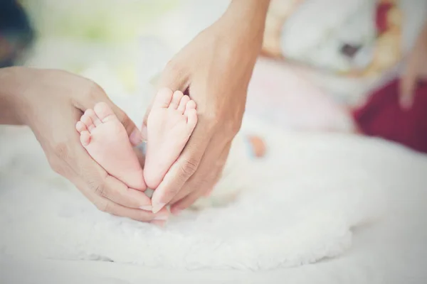 Newbron Pies de bebé en las manos de la madre . — Foto de Stock