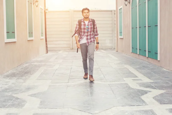 Junger Hipster-Mann läuft mit Rucksack auf der Straße — Stockfoto