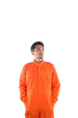 Beyaz arka plan üzerinde izole mahkum adam.