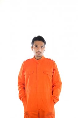 Beyaz arka plan üzerinde izole mahkum adam.