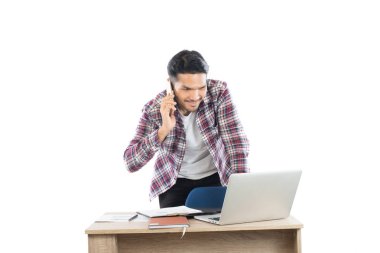 Genç işadamı laptop içinde çalışırken Evet
