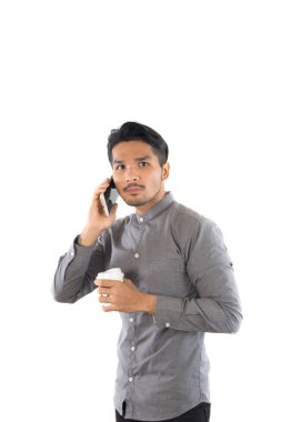 Telefon eller isolat kahve Kupası sırasında konuşan genç hipster adam