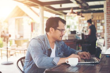 Café'de tablet bilgisayar kullanırken kahve içme hipster adam.