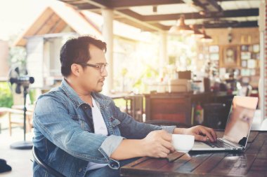 Café'de tablet bilgisayar kullanırken kahve içme hipster adam.