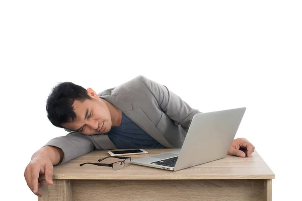 Бізнесмен спить поруч зі своїм ноутбуком з білою спиною — стокове фото