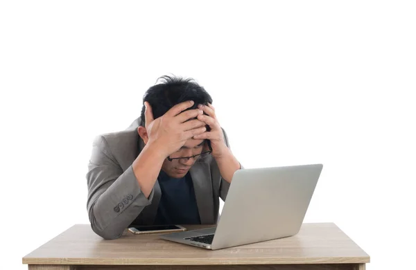 Empresário estressado trabalha com laptop sentado à mesa isolado — Fotografia de Stock