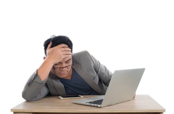 Стрессовая работа бизнесмена с ноутбуком сидя за столом изолированы — стоковое фото