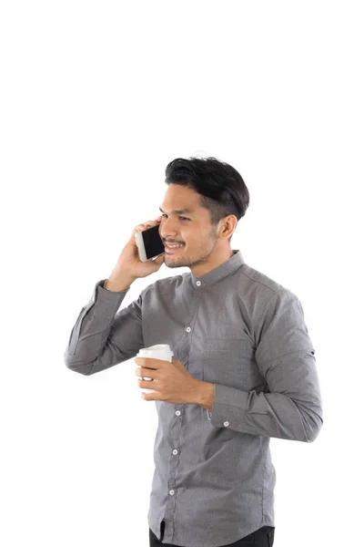 Jeune homme hipster parler téléphone tandis que tasse de café dans les mains isolat — Photo