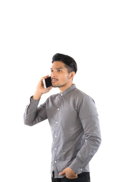 Genç hipsterman seyir telefon uzakta üzerinde beyaz izole konuşmak — Stok fotoğraf
