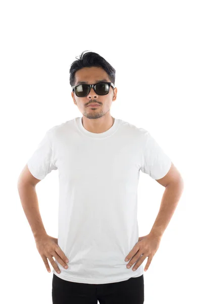 T-shirt branca em um jovem hipster homem isolado fundo branco . — Fotografia de Stock