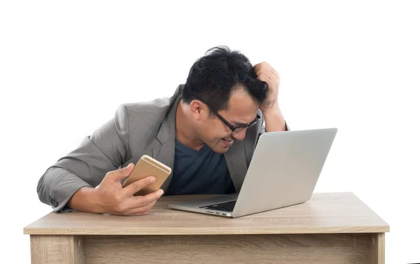 Empresário estressado trabalha com laptop sentado à mesa isolado — Fotografia de Stock