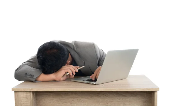 Empresário dormindo ao lado de seu computador portátil com costas brancas — Fotografia de Stock