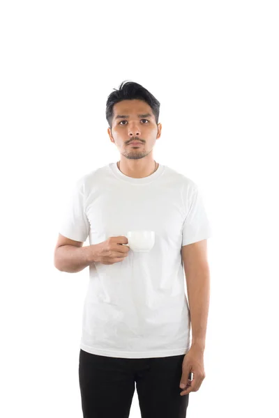 Retrato de jovem segurando uma xícara de café isolado em branco — Fotografia de Stock