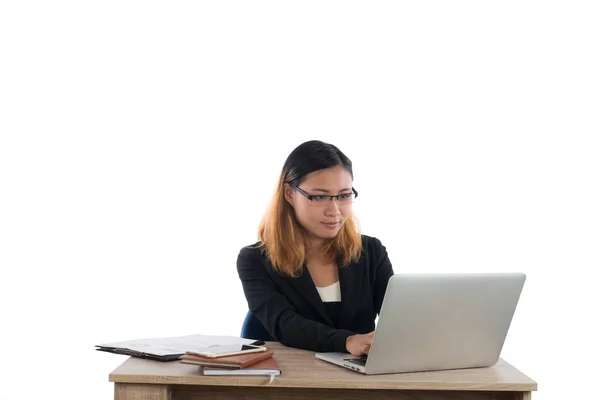 Mulher de negócios trabalhando no computador isolado no fundo branco . — Fotografia de Stock