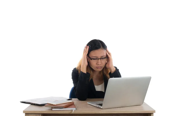 Estressado jovem mulher de negócios na mesa com um laptop isolado — Fotografia de Stock