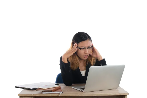 Estressado jovem mulher de negócios na mesa com um laptop isolado — Fotografia de Stock