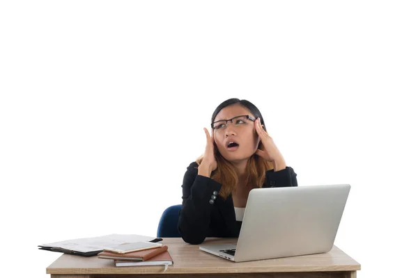 Estressado jovem mulher de negócios na mesa com um laptop isolado — Fotografia de Stock