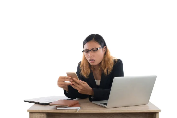Biznes kobieta poważnie ze smartfona podczas pracy z jej l — Zdjęcie stockowe