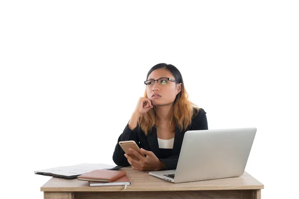 Mulher de negócios pensou enquanto trabalhava com seu laptop isolado o — Fotografia de Stock