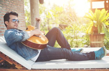 O enjoyin süre gitar play yakışıklı hipster erkekler uygulama
