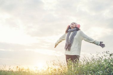 Genç kız Yayilim elleri ve doğa kış saat süre ile sevinç