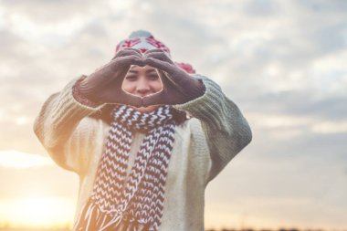 Elleri su iken kalp şekil verme kadın silüeti