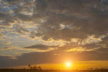 Günbatımı gökyüzü ve bulut arkaplanı.