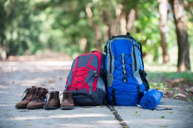 Sırt çantası ve ayakkabı backpackers git yürüyüş sırasında yolun üzerine getirin.