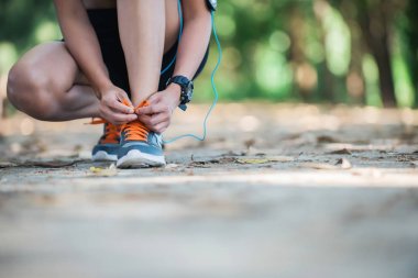 Oturan genç fitness kadın bağlamak onların yerine gidip joggin önce