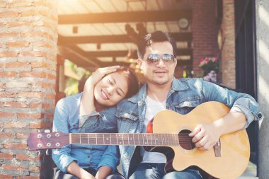 İlk d ile güzel bir atmosfer ile yenilikçi çift oturma rahat